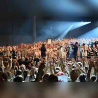 Große Hallen füllt Weltrekordhalter Mano Michael zusammen mit den Sängern und Sängerinnen beim Massen-Chorprojekt.  (Foto: Ralph Larmann )