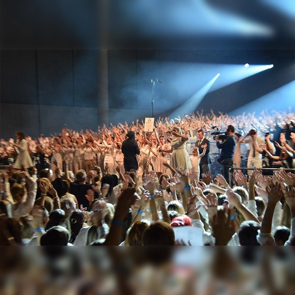 Große Hallen füllt Weltrekordhalter Mano Michael zusammen mit den Sängern und Sängerinnen beim Massen-Chorprojekt.  (Foto: Ralph Larmann )
