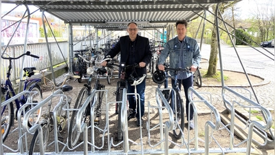 Bürgermeister Michael Sturm (l.) und Mobilitätsreferent Gerhard Hippmann testen die neuen Abstellanlagen. (Foto: Gemeinde Weßling)