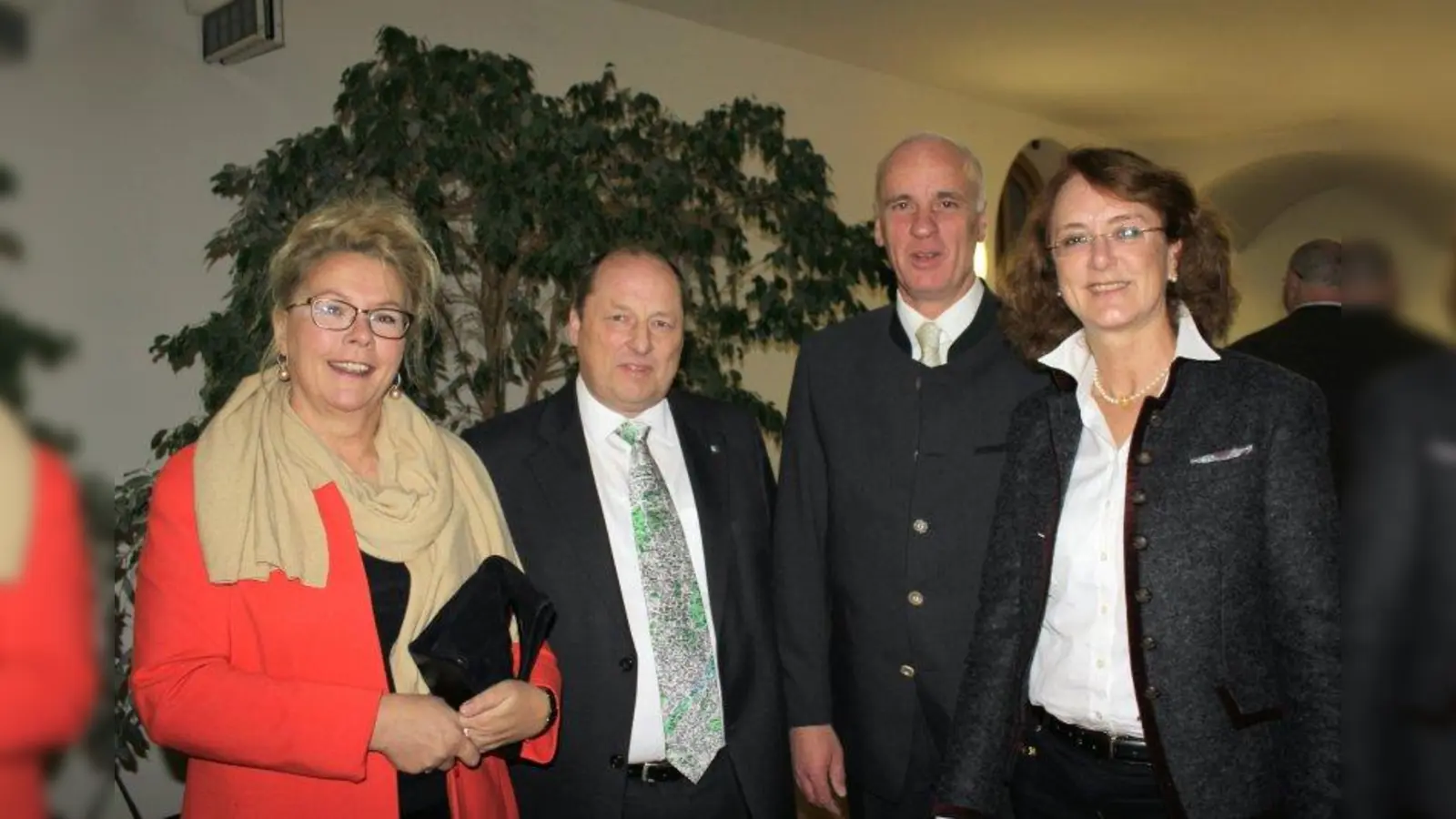 Kunst trifft Wirtschaft: Maria und Ulrich Scholz, der eben den MIttelstandspreis Bayerns verliehen bekam, Projektentwickler Jakob Willibald und Maria Osterhuber-Völkl (v.l.) (Foto: us)