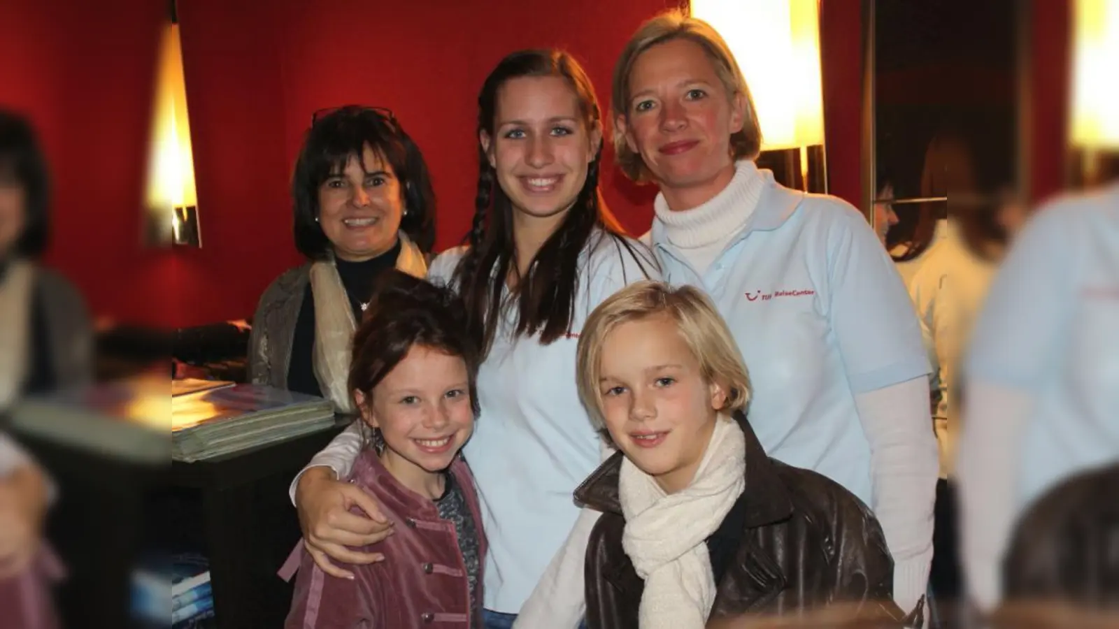 Bei der Autogrammstunde: vorn im Bild die kleinen Stars des Films, die Planeggerin Mercedes Jadea Diaz und Noah Kraus aus Nannhofen, dahinter die Organisatoren Susanne Trenkle, Katharina Wolf und Julia Remien (v.l.). (Foto: US)