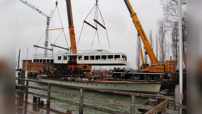 Das 1949 erbaute Schiff wurde vergangenen Dienstag in zwei Teile zerlegt und mittels Schwertransporter nach München gebracht. Der Ammersee verabschiedete die MS Utting mit einer rauen See und viel Regen. (Foto: Huss-Weber)