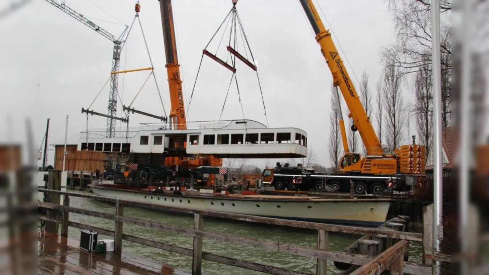Das 1949 erbaute Schiff wurde vergangenen Dienstag in zwei Teile zerlegt und mittels Schwertransporter nach München gebracht. Der Ammersee verabschiedete die MS Utting mit einer rauen See und viel Regen. (Foto: Huss-Weber)