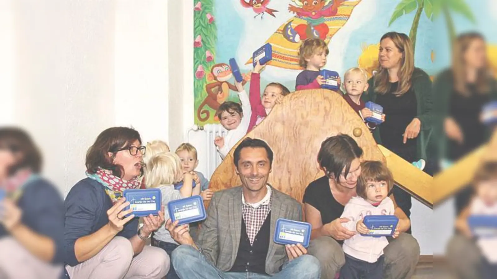 Rainer Mendel, Vertriebsleiter der Gemeindewerke Haar, überreicht Brotzeitboxen an die »Neulinge« im Kinderpark der Nachbarschaftshilfe.	 (Foto: privat)