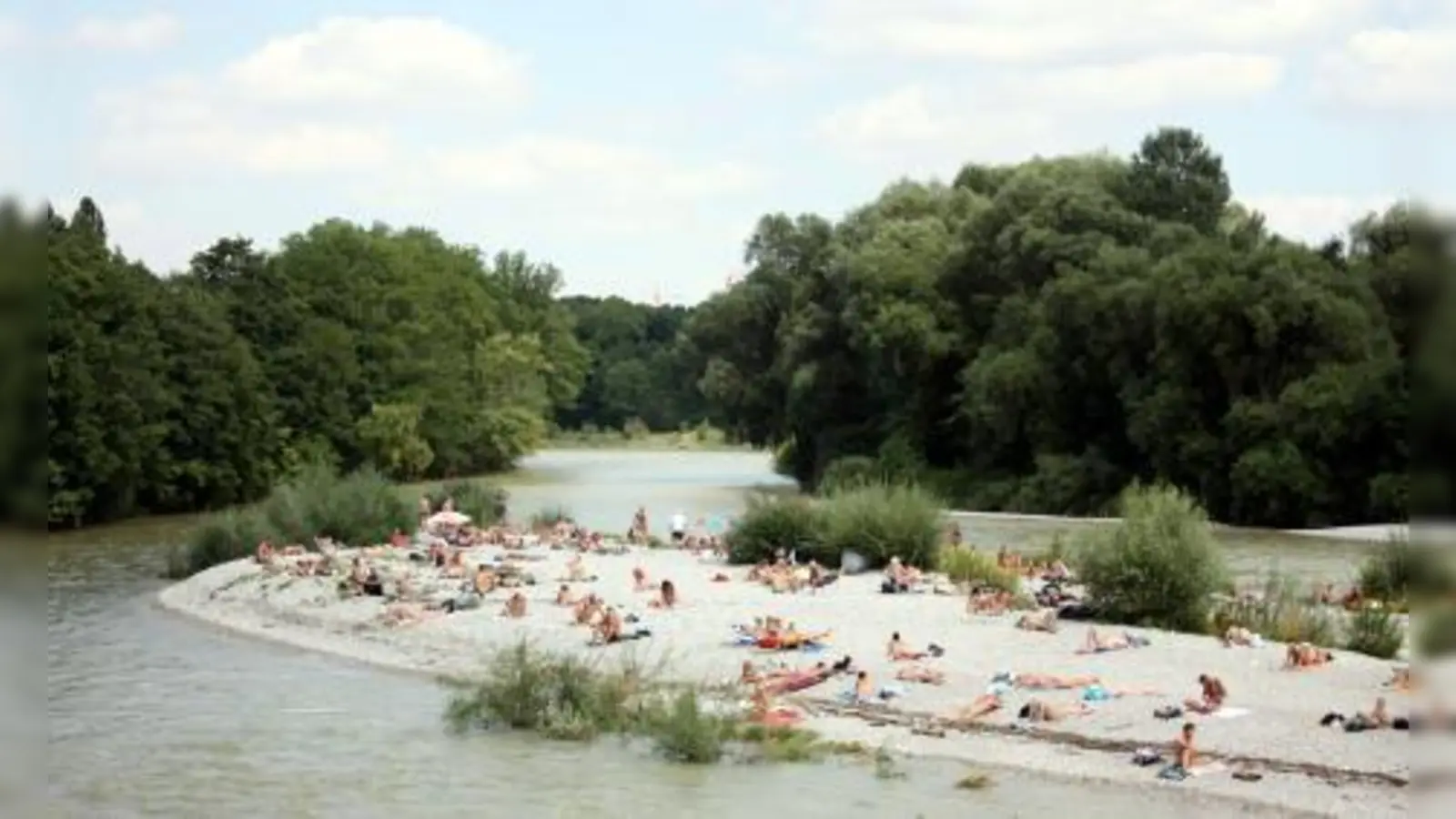 Ein beliebtes Sendlinger Freizeitziel: der Flaucher. Hier geniessen nicht nur Trendsetter das unverhüllte Sonnenbad.                                                Foto:job