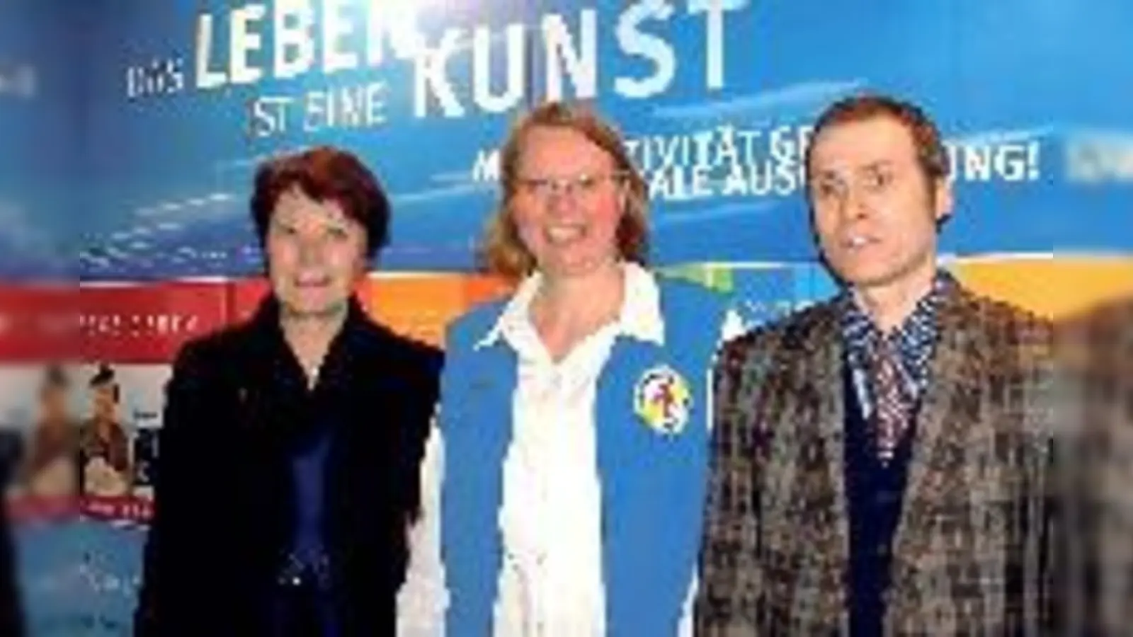 Stadtdekanin Barbara Kittelberger, Gabriele Ochse und Gordon Bürk (v. l.) bei der Ausstellungseröffnung.	 (Foto: Bieber)