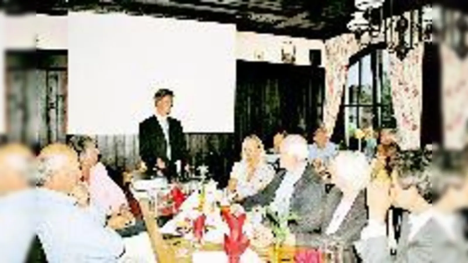 Erste Informationen gegen den Bau eines Gymnasiums im Freizeitpark sammelten knapp 30 Grünwalder beim Treffen der Bürgerinitiative.  (Foto: hol)