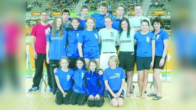 Die SchwimmerInnen des SSG Neptun Germering mit den Trainern Marc Berges und Gabi Sommer. (Foto: SSG Neptun Germering)