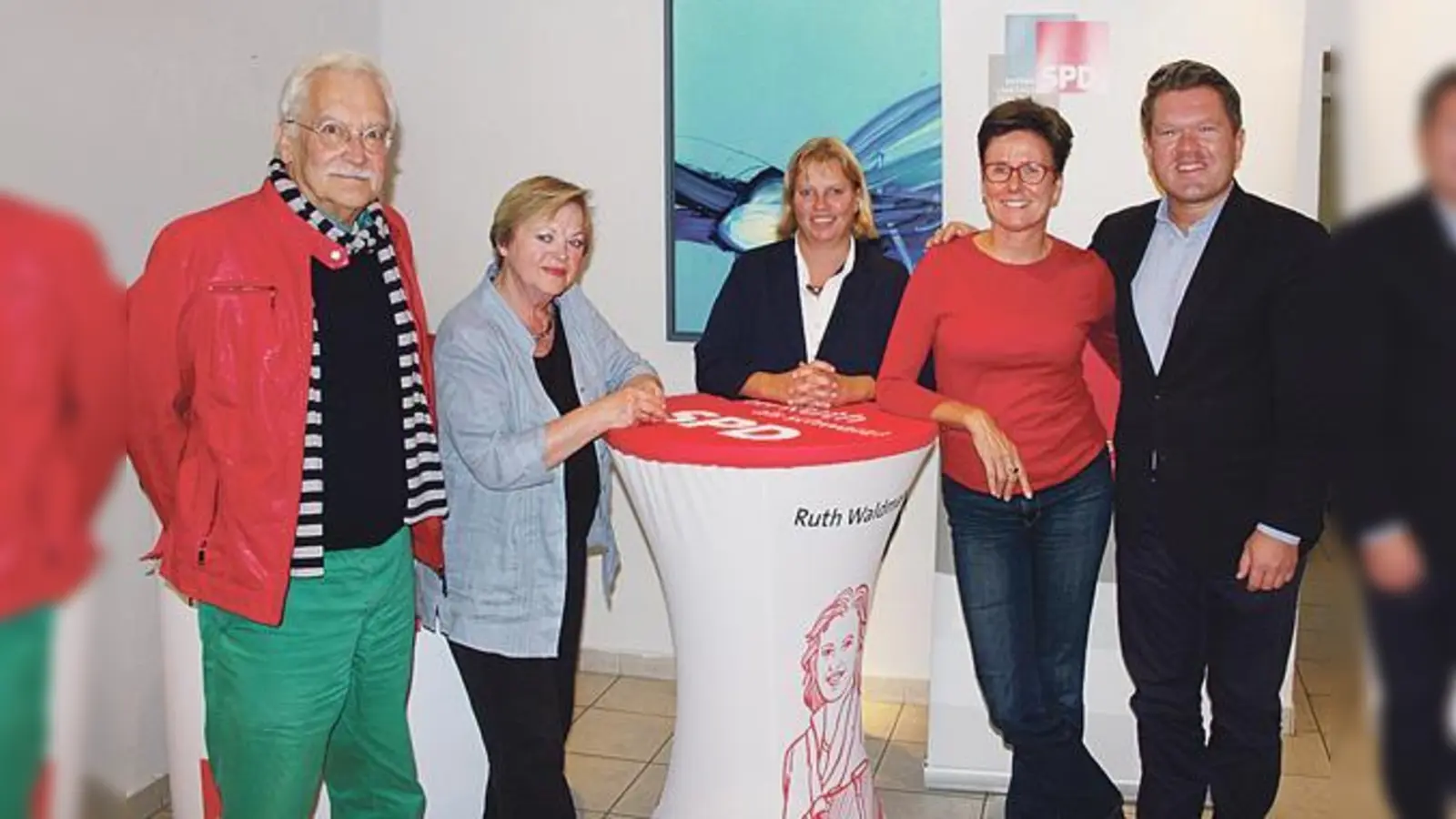 Albrecht Schmidt, langjähriges Mitglied im Münchner Mieterbeirat, Marlis Thomae, Vorsitzende des Trägervereins SPD-Zentrum Schwabing e.V., Ruth Waldmann, MdL, Isabell Zacharias, MdL, und Florian Post, MdB.	 (Foto: db)