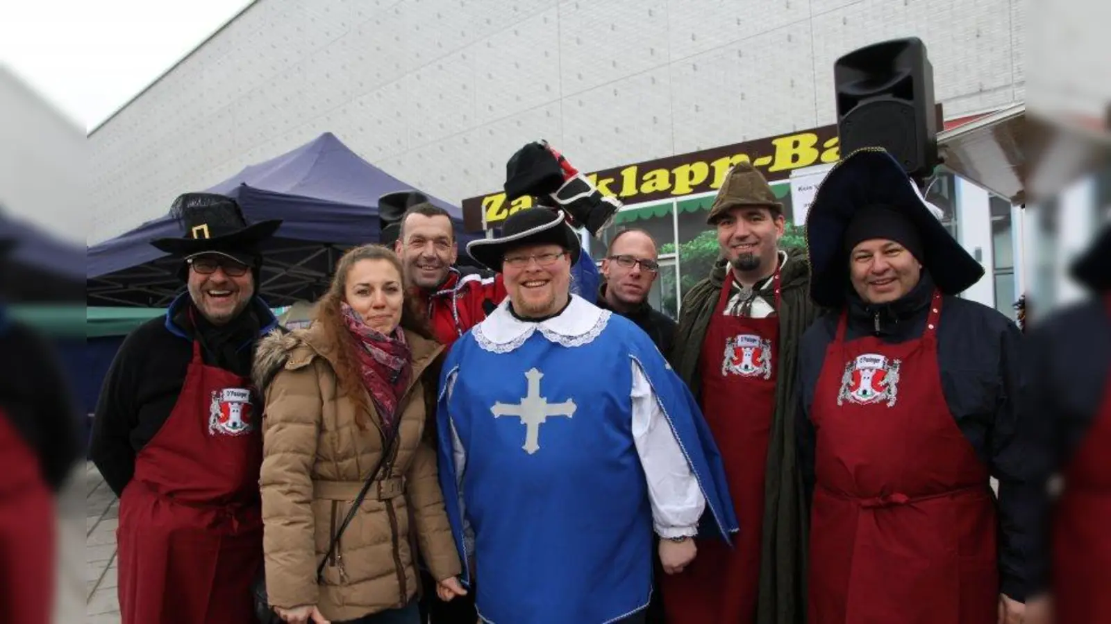 „Wir sind restlos zufrieden.” Thomas Sedlmeier, Sabrina und Toni Hinkofer, Rüdiger Schertl, Florian Bühl, Peter Denk und Michael Feichtmeyer von der ARGE Pasing zählten zu den Organisatoren des Faschings. (Foto: us)
