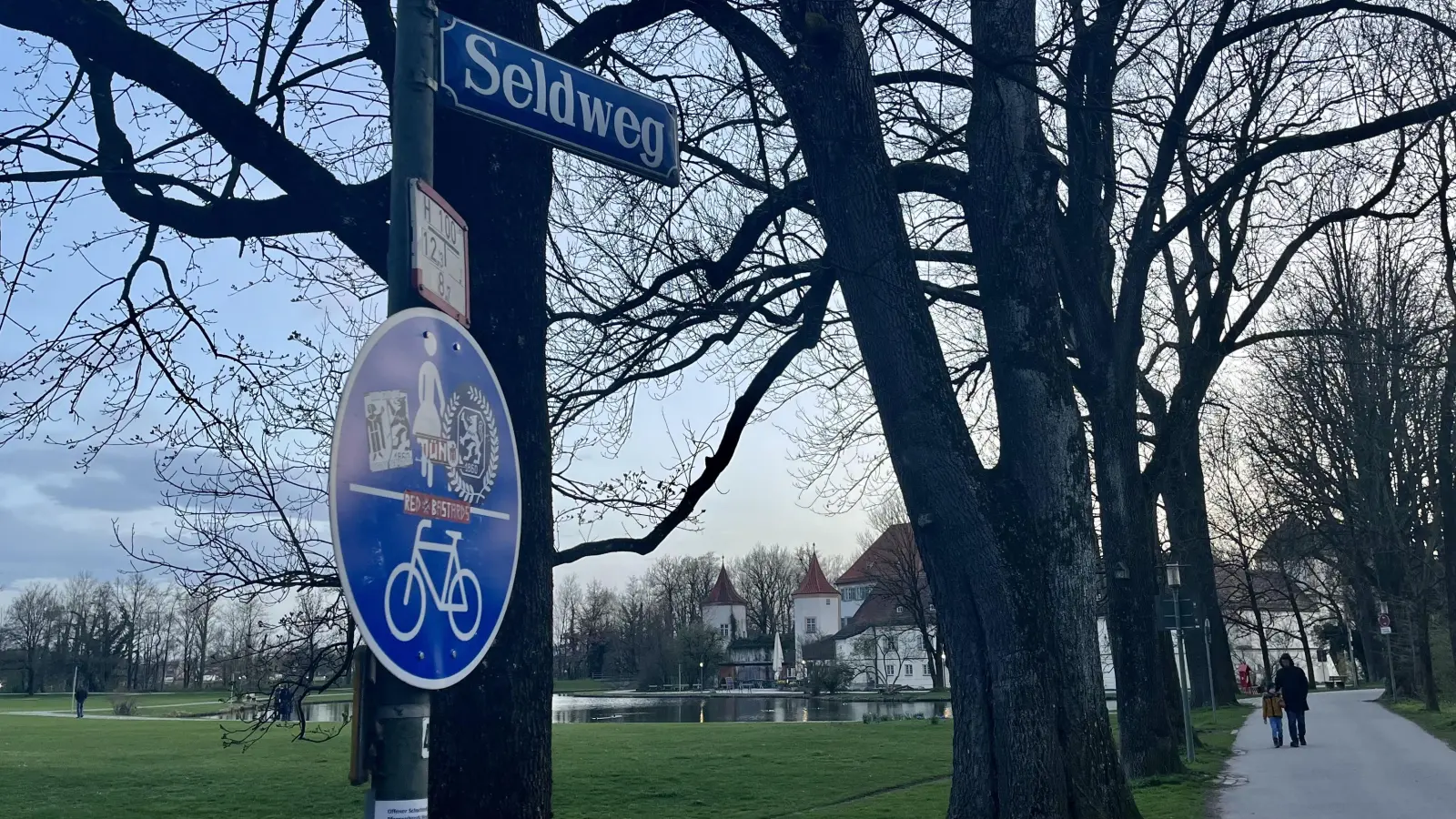 Während der Veranstaltungen in Schloss Blutenburg ist der kleine Seldweg oft zugeparkt. Dies soll sich nun ändern. Das empfahl die Obermenzinger Bürgerversammlung. (Foto: Ulrike Seiffert)