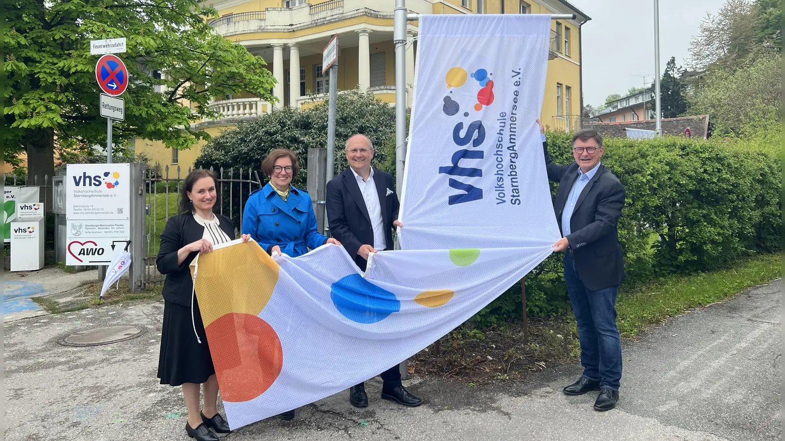 Die gemeinsame Fahne wird gehisst: Andrea Strolz (von links), Christine Loibl, Christian Schilling und Tim Weidner.  (Foto: Susanne Hauck)