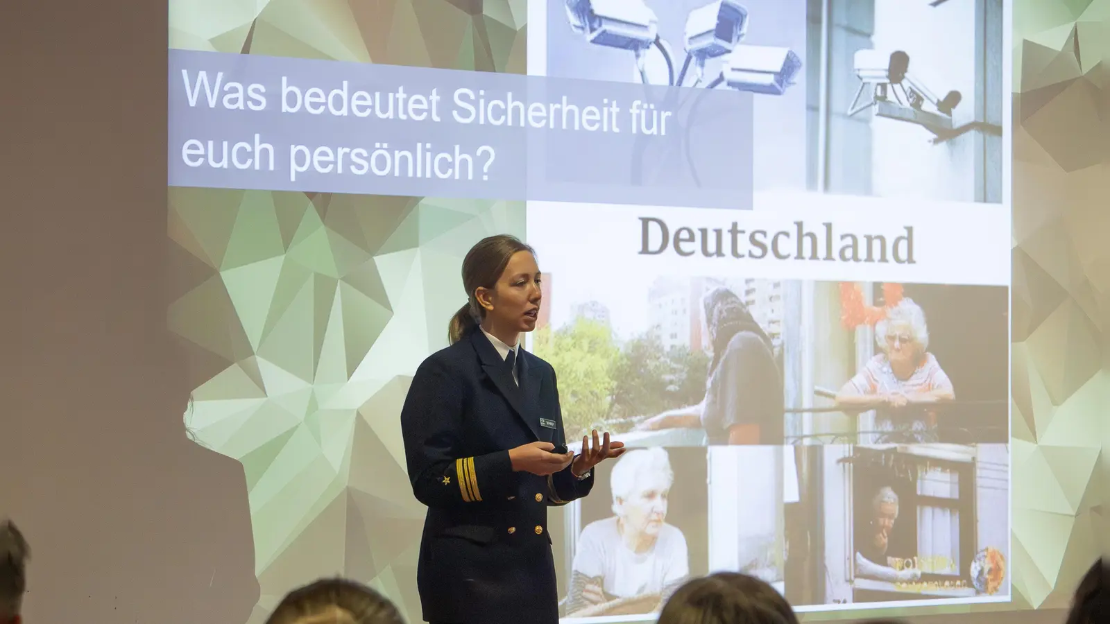 Kapitänleutnant Madeleine Gerweck diskutierte mit Schülern den Begriff „Sicherheit“. (Foto: Katrin Dobler)