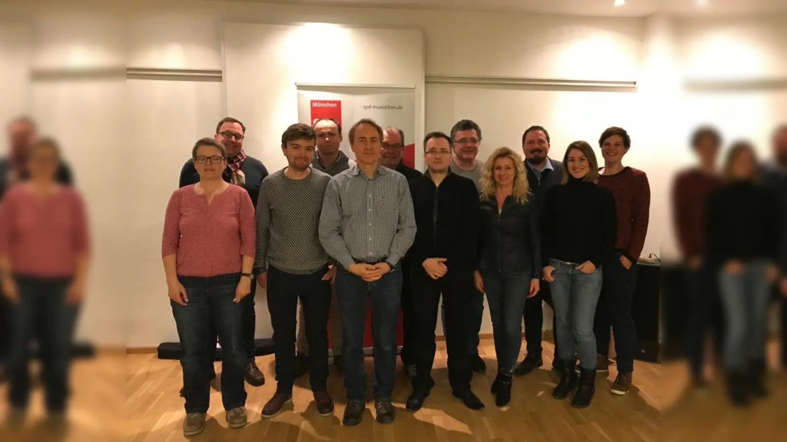 Arno Laxy (vordere Reihe, 3. von links) bleibt Vorsitzender des SPD-Ortsvereins Schwanthalerhöh'. (Foto: SPD Schwanthalerhöh')