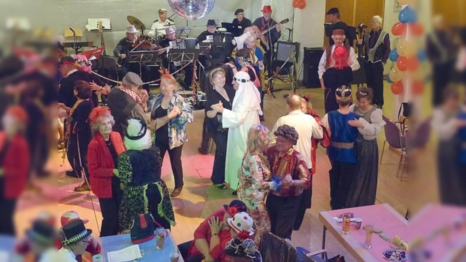 Die »Senioriker« sorgen mit ihren Songs für eine gut gefüllte Tanzfläche.	 (Foto: Trudy Dorn)