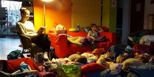 Geschichten lauschen, Bücher kennenlernen, abtauchen in die Fantasie - darum geht es bei den Lesenächten von Echo in der Grünwerkstatt. (Foto: Echo e.V.)