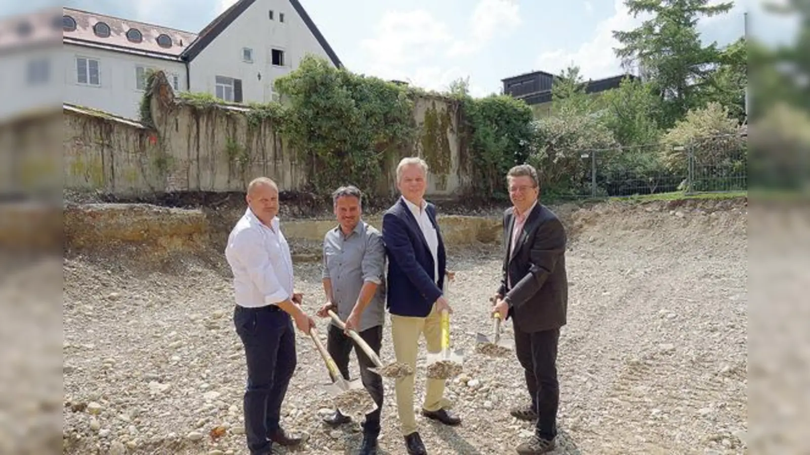 Freuen sich, dass es nun mit dem Bau von elf weiteren gemeindlichen Wohnungen losgehen kann: (v. l.) Andreas Kolbinger, Thomas Mügge, Bürgermeister Jan Neusiedl und Peter Klessinger (Bautechnik Gemeinde Grünwald).	 (Foto: hw)