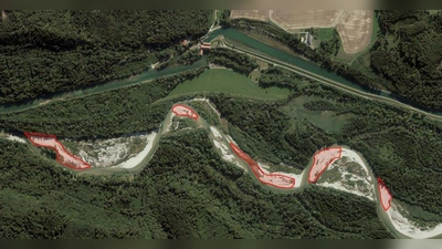 Die roten Bereiche markieren die aktuell gesperrten Kiesbänke und -<br>inseln bei Mühltal. (Foto: LRA)