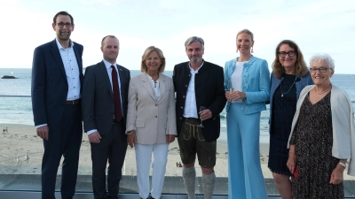 Besuch im französischen Dinard (v.l.): Starnbergs Bürgermeister Patrick Janik, Sebastian Schuh („Die Freunde von Dinard”), Martine Guénégant (Dinard), Dinards Bürgermeister Arnaud Salmon, Charlotte Meyer-Bülow, Stadträtin Katja Fohrmann (Stadträtinnen) und Margrit Perrier („Les Amis de Starnberg“). (Foto: Stadt Starnberg)