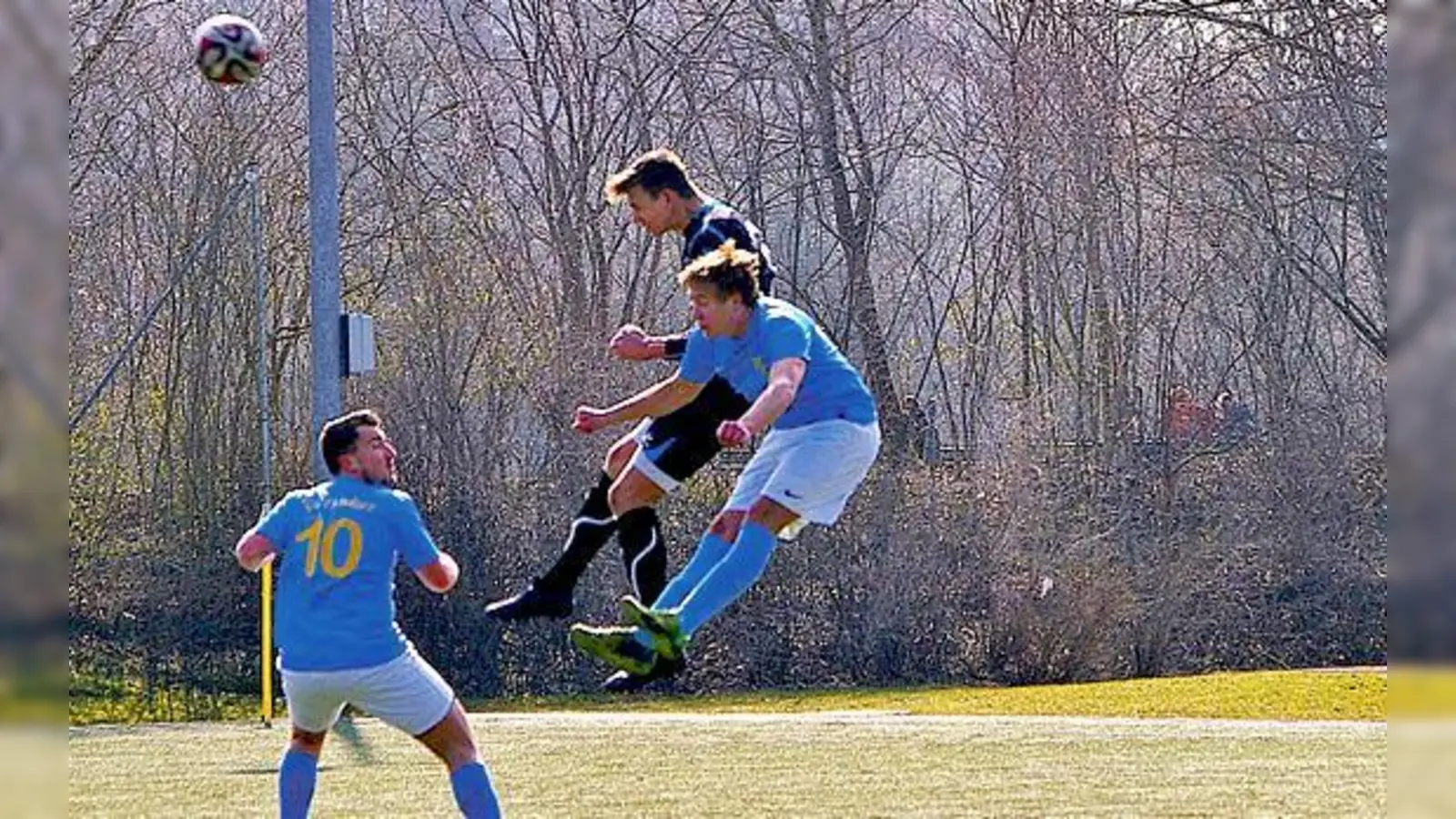 Endlich rollt der Ball wieder! Die Münchner Kreisligen sind aus dem tiefen  Winterschlaf erwacht. 	 (Foto: SV Zamdorf)