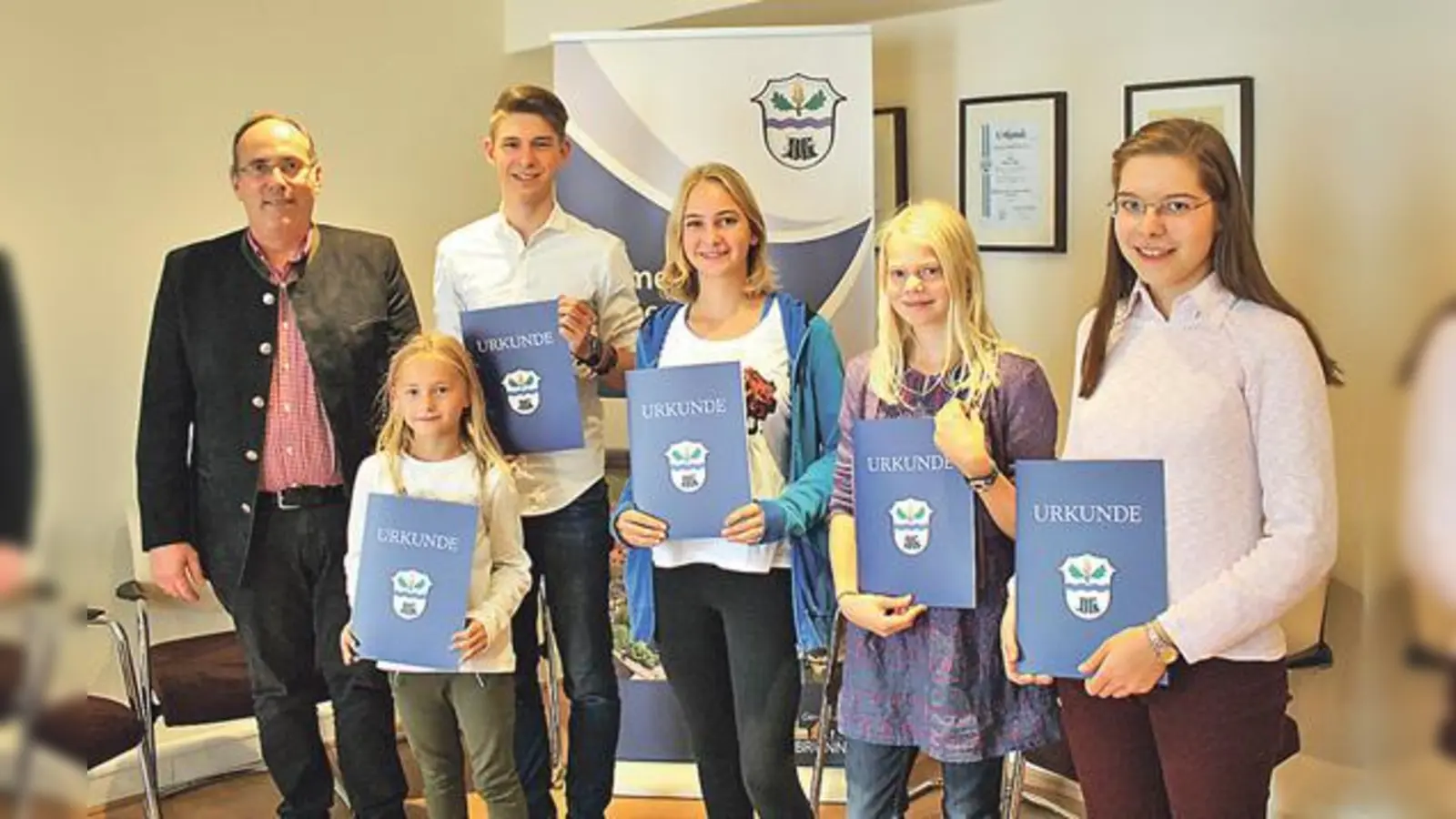 Hohenbrunns Talente wurden geehrt: (v. l.) Bürgermeister Dr. Stefan Straßmair, Amelie Frank, Mark Trui, Antonia Remling, Dorothee Ulbricht und Clara Isabella Siegle. 	 (Foto: VA)