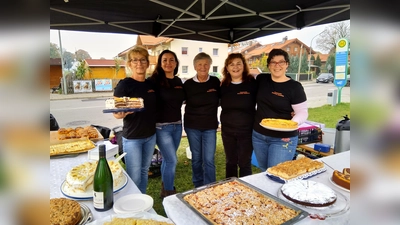 Die Frauen-Union Brunnthal verwöhnt die Besucher des Herbstmarktes mit selbstgebackenem Kuchen. (Foto: hw)