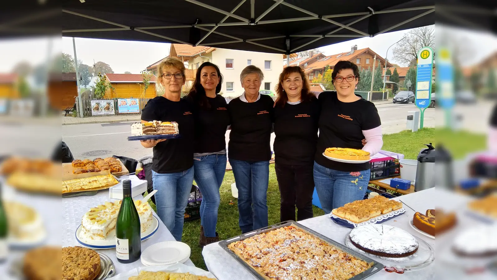 Die Frauen-Union Brunnthal verwöhnt die Besucher des Herbstmarktes mit selbstgebackenem Kuchen. (Foto: hw)