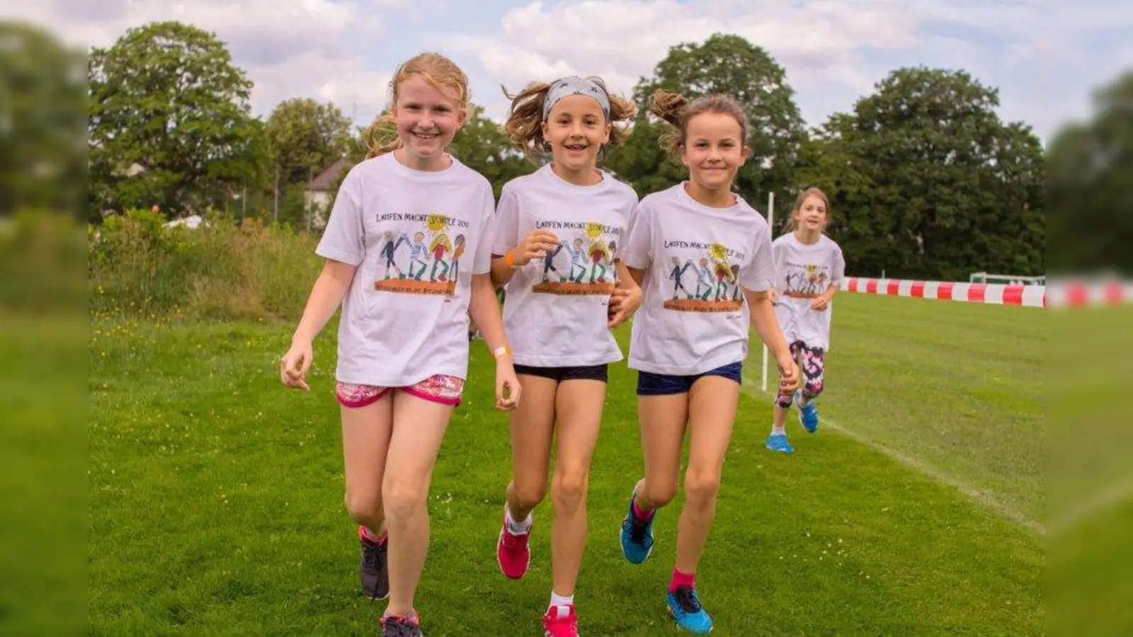 Riesige Motivation: Die Grundschüler der Werdenfels-Schule haben bei der Benefizveranstaltung &amp;quot;Laufen macht Schule&amp;quot; über 7.000 Euro erlaufen. (Foto: Christine Trevathan)