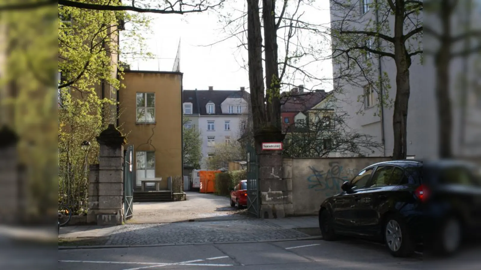 Mögliche Alternative: Der bereits vorhandene Seiteneingang der Rudolf-Diesel-Realschule in der Donnersbergerstraße. (Foto: sb)