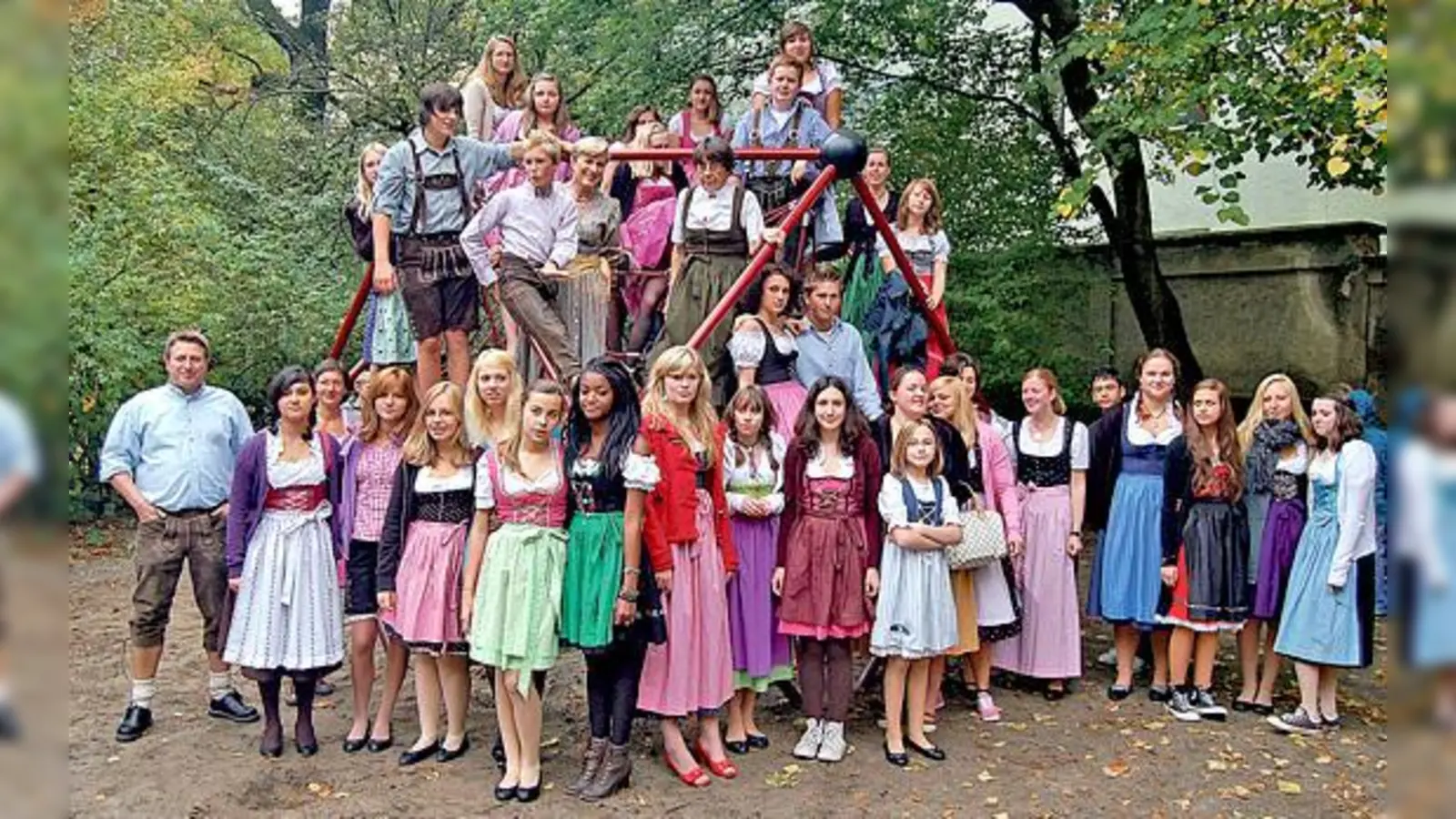 Der »Tag der Tracht« an der Adalbert-Stifter-Realschule findet immer mehr Anhänger unter Schülern und Lehrern.	 (Foto: Privat)