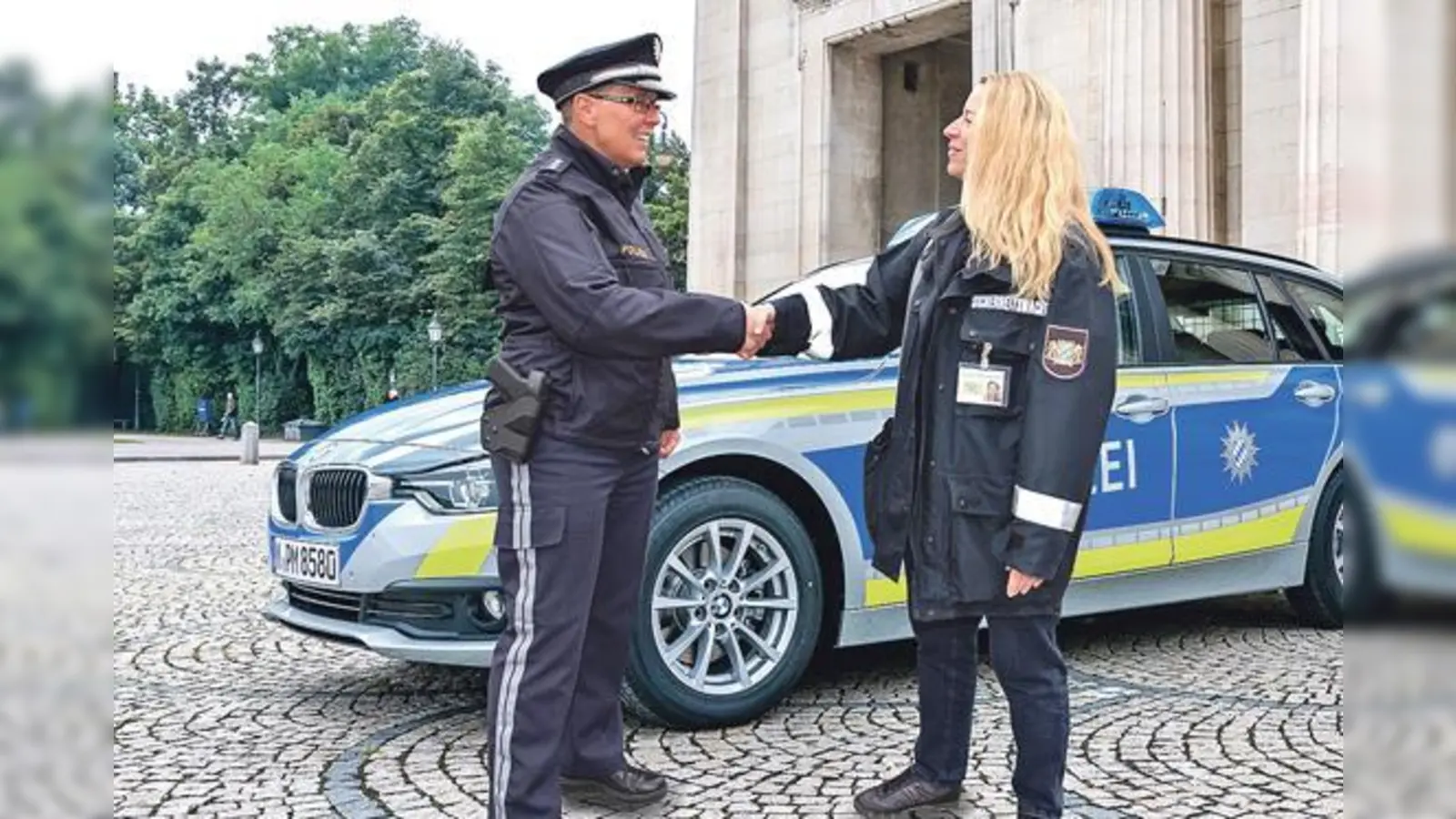 Hand in Hand: Die Münchner Polizei bildet die Bürgerinnen und Bürger der Sicherheitswacht aus und unterstützt sie bei ihrer Aufgabe im Stadtviertel.	 (Foto: Polizei München)