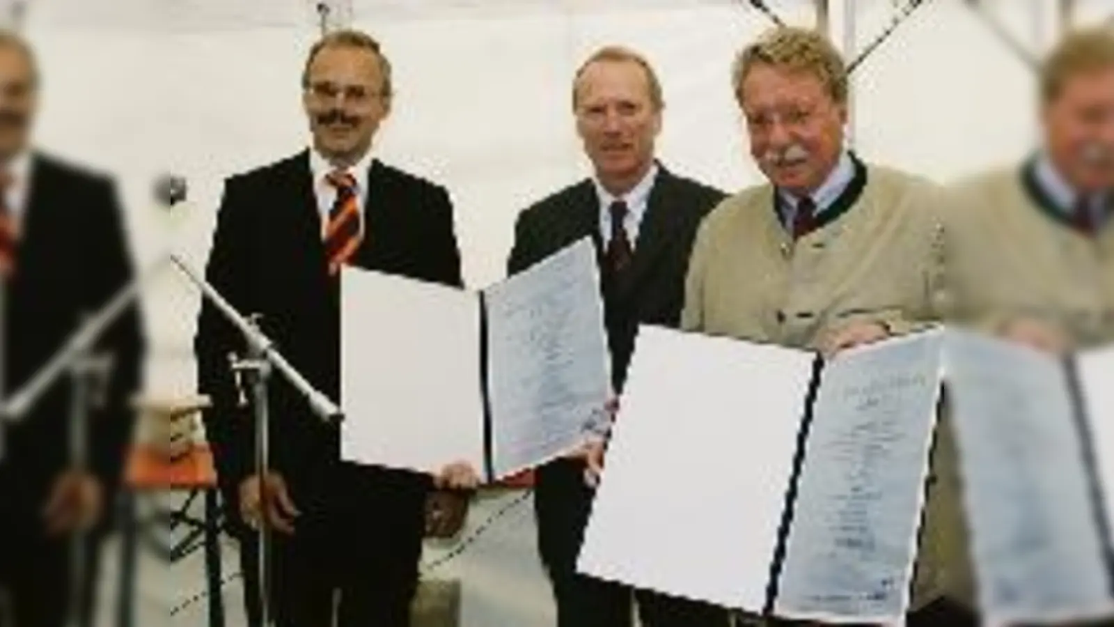 Otto Schaaf (li.) überreicht Bürgermeister Hep Monatzeder (Mitte) und Staatssekretär Dr. Otmar Bernhard (re.) den Gewässerentwicklungspreis. 	 (Foto: ak)