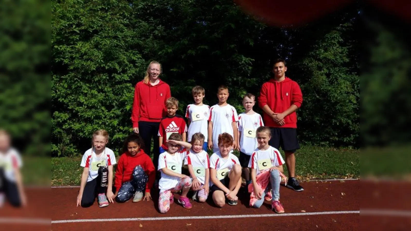 Die Sportler des SV Germering, unter ihnen Leah Grewe (von links), Sebastian Unterreitmeier, Elisabeth Benedikt, Lea Wolf, Maximo Cygon, Mariella Horstmann, Christian Pregnolato, Marc König, David Wolf, Maximilian Benedikt, Raja Abade und Annika Arnold, freuten sich über die respektablen Ergebnisse beim Kinderwettkampf „Pukla“ in Puchheim. (Foto: Benedikt/SV Germering)