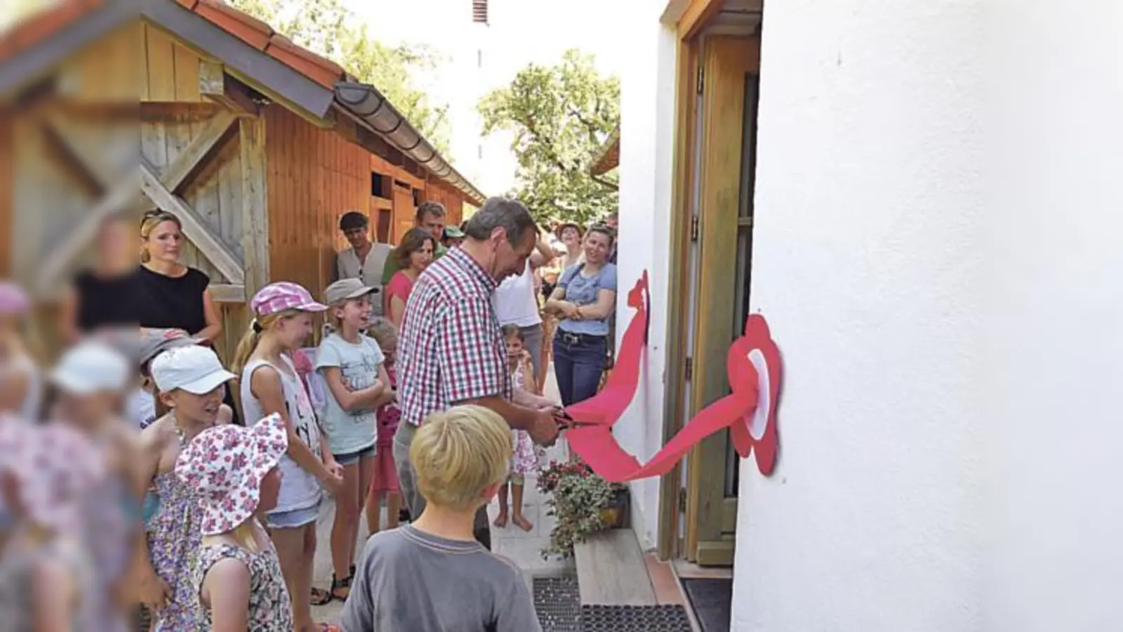 Bürgermeister Josef Zistl eröffnete die »Vernissage« im BRK Kinderhaus Baiern höchstpersönlich. 	 (Foto: brk)