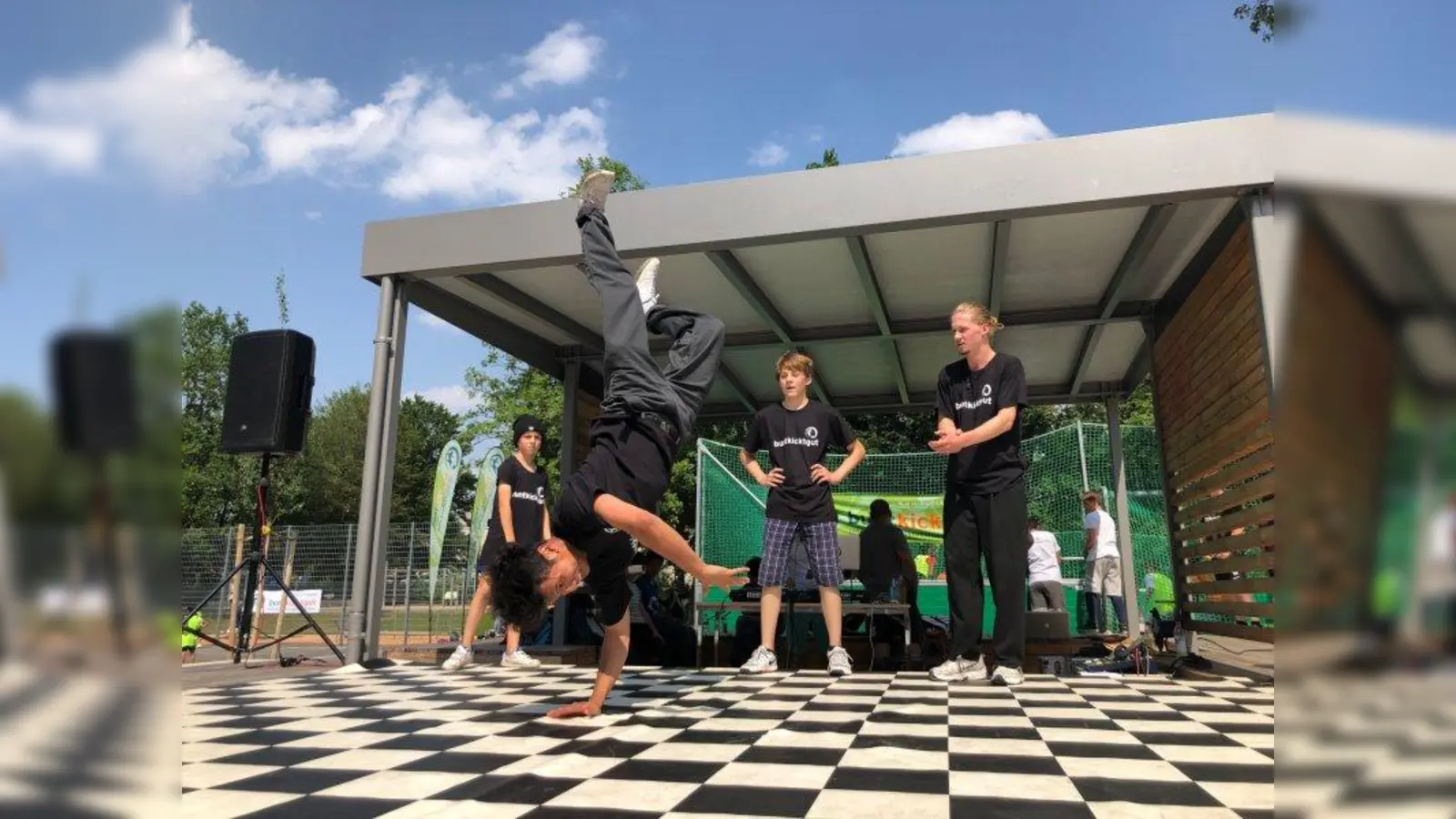 Zur Eröffnung zeigte die Breakdance-Gruppe ihre halsbrecherischen Kunststücke. (Foto: pst)