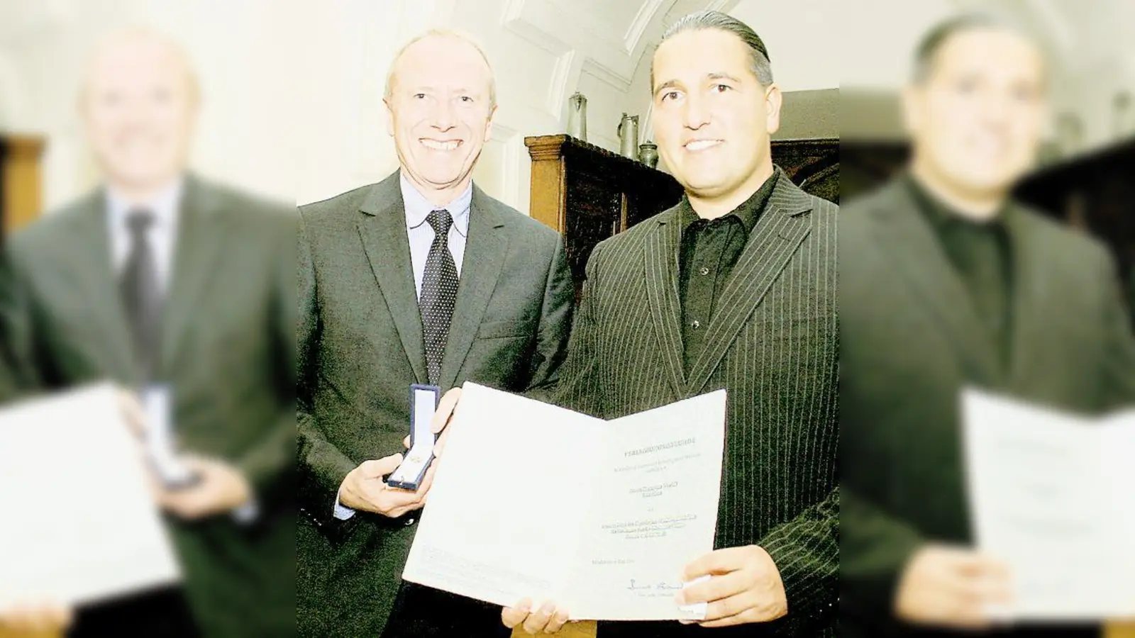 Bürgermeister Hep Monatzeder (li.) überreicht Ramazan Varisli die Ehrenurkunde.   (Foto: Karl Hirt)