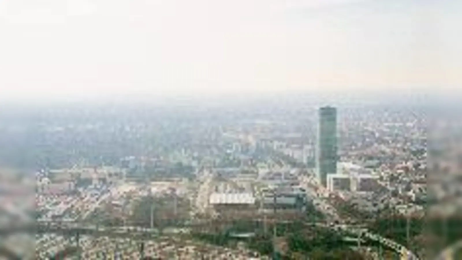 Ob auch in Zukunft einsame Wolkenkratzer die Stadtsilhouette prägen sollen, wie hier in Moosach, darüber diskutierten Architekten, Heimatpfleger und Politiker am Montag bei einer Podiumsdiskussion. (Fotos: ta)