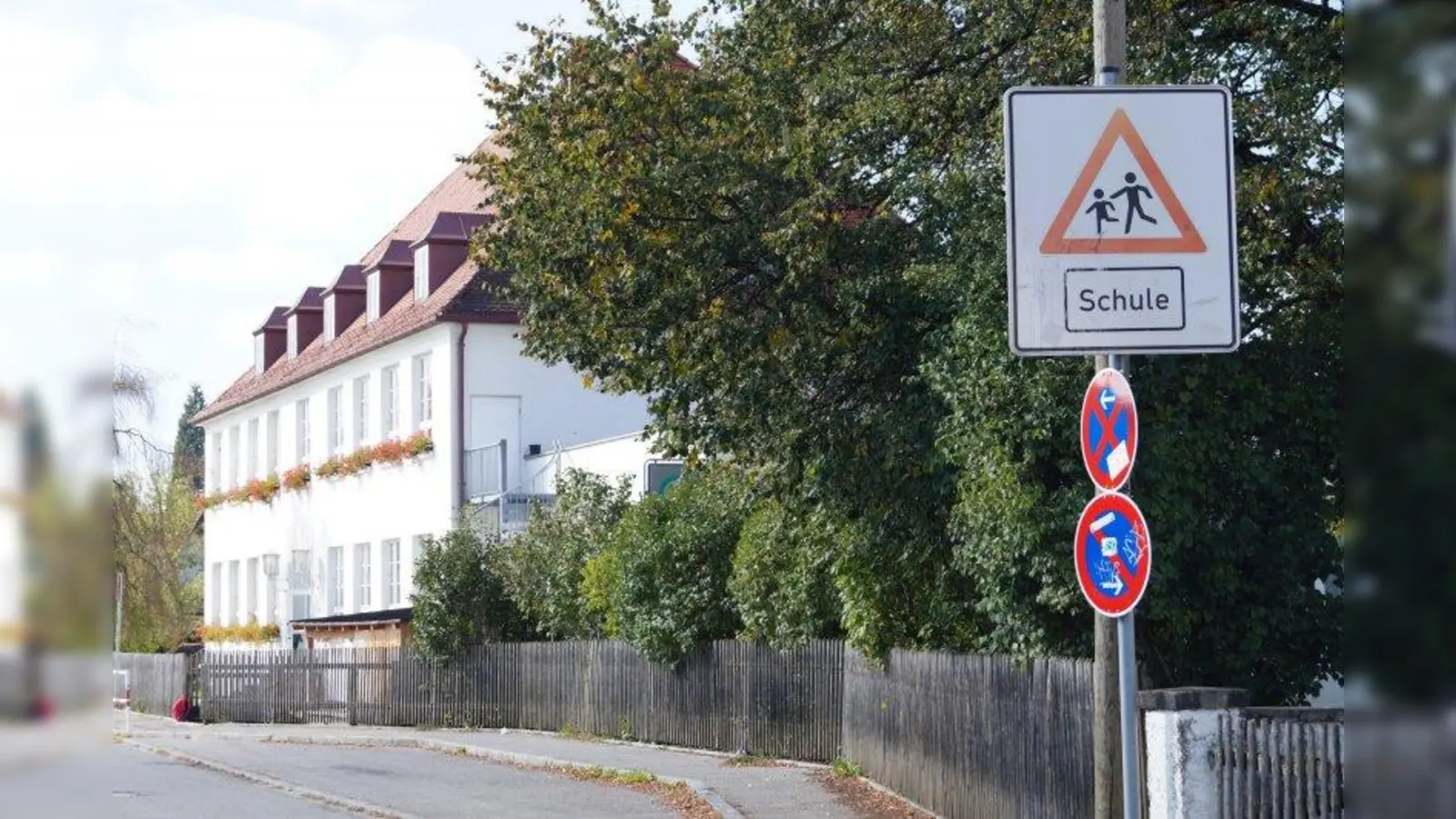 In circa drei Jahren soll es eine neue Schule geben. Dann wird das „Achtung Schule!”-Schild an anderer Stelle benötigt. (Foto: pst)