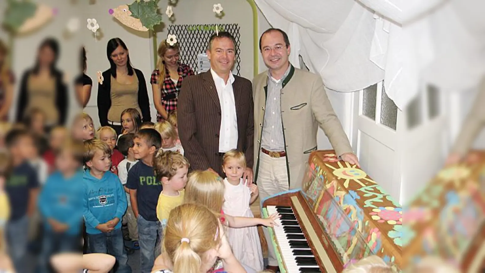 Mit den Pfiffikus-Kindergartenkindern freuten sich Joachim Ropertz (links, Tochter Lena) und Bürgermeister Heinz Grundner.  (Foto: Stadt Dorfen)