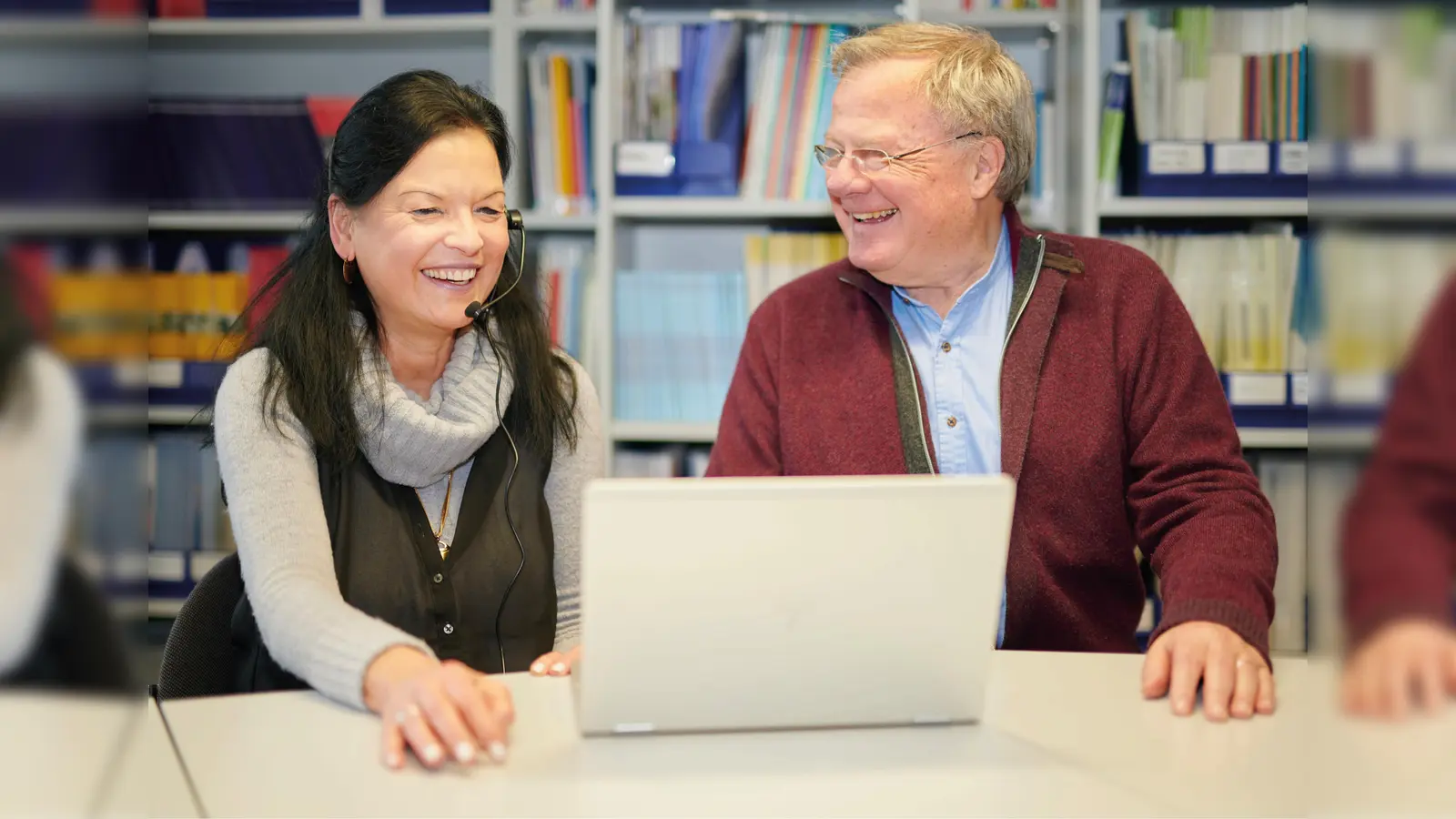 Einen von bundesweit nur zwölf Digital-Kompass-Standorten für ältere Menschen gibt es ab dem 12. April am Kufsteiner Platz in Bogenhausen. (Foto: Josh Schlasius)
