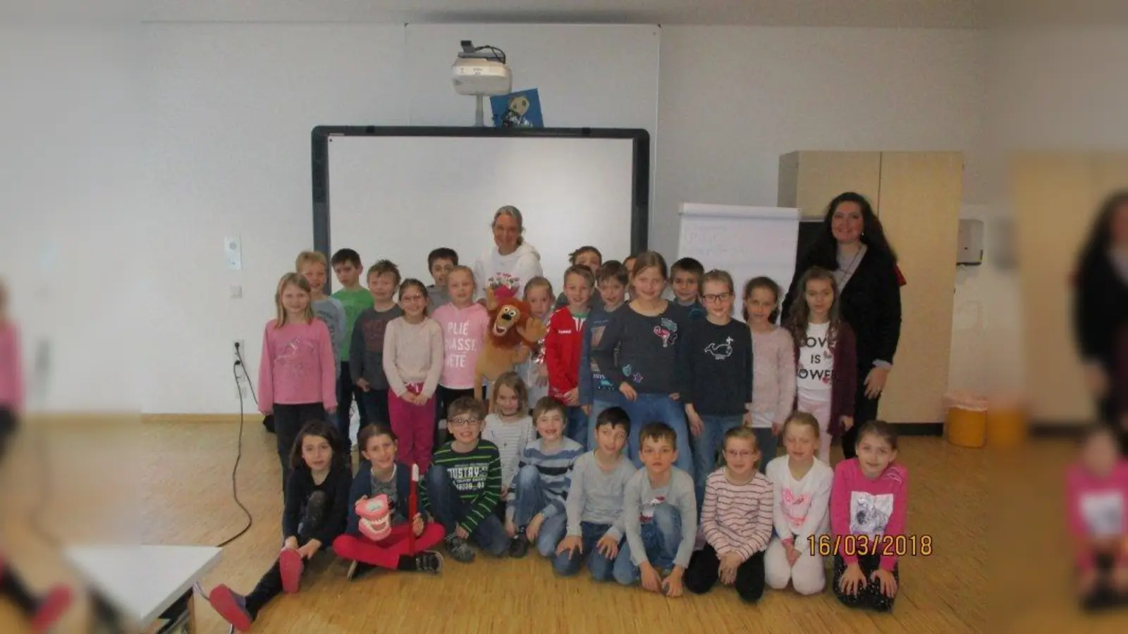 Blitzblanke Zähne zeigten die Grundschüler der Zahnärztin. (Foto: James-Krüss Grundschule Gilching)