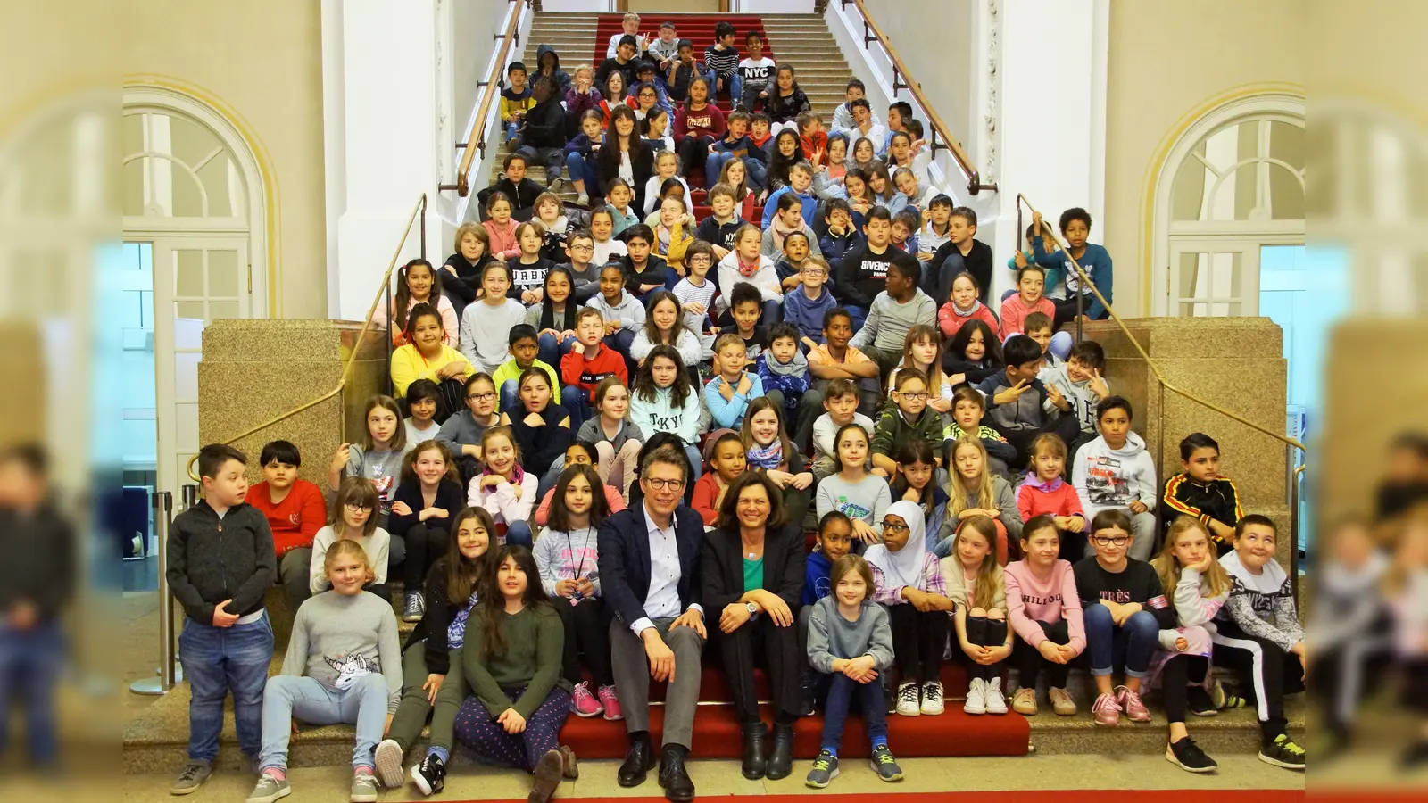 Landtagspräsidentin Ilse Aigner und der Abgeordnete Markus Blume (vorne) begrüßten gut 100 Ramersdorfer Grundschüler. (Foto: Abgeordnetenbüro Markus Blume, MdL)