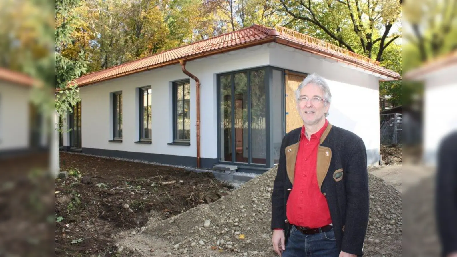 Dekan Christoph Grötzner vor dem neuen Prodekanatsgebäude (hinten) neben der Apostelkirche. (Foto: job)