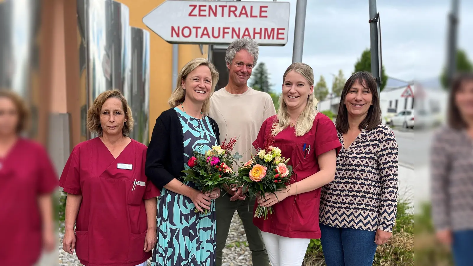 Christine Geisenhof (zweite v. l.) und Vroni Voglsammer (zweite v. r.) haben ihre Fachweiterbildung Notfallpflege erfolgreich abgeschlossen. Glückwünsche gab es von Pflegedirektor Dr. Peter Huber (Mitte) sowie von Ingrid Schwarz (r.) und Susan Gringmuth (l.). (Foto: Kreisklinik Ebersberg)