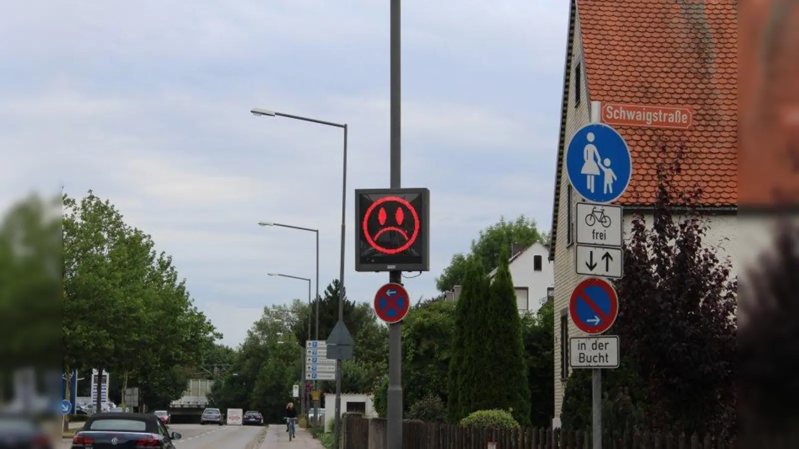 Dialog-Display in Allach. Der Bezirksausschuss im Münchner Süden fordert die Smileys am Straßenrand auch im eigenen Bezirk. (Foto: sb)
