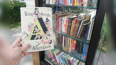 Die „Reise durchs A” aus dem Bücherschrank in Moosach macht schlau auf schlaue Weise. (Foto: tab)