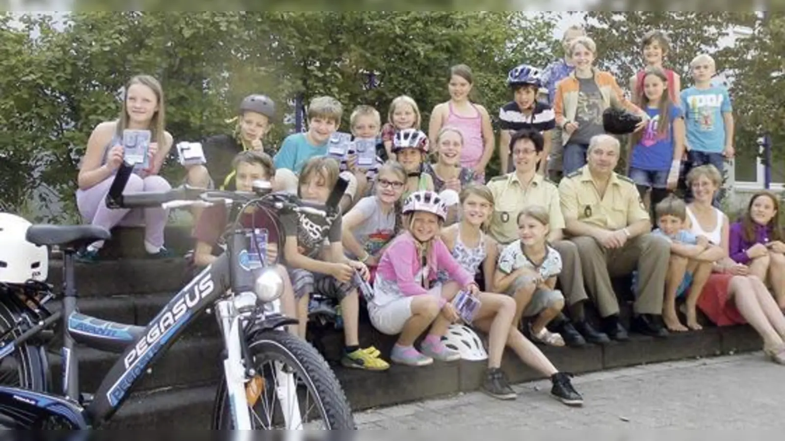 Die besten Radfahrer der Klasse 4c der Grundschule Vaterstetten freuen sich über die bestandene Prüfung. Anette Gnadler und Harry Weinmann (r.) von der Polizeiinspektion Poing nahmen die Prüfung ab.	 (Foto: KVW Ebe)