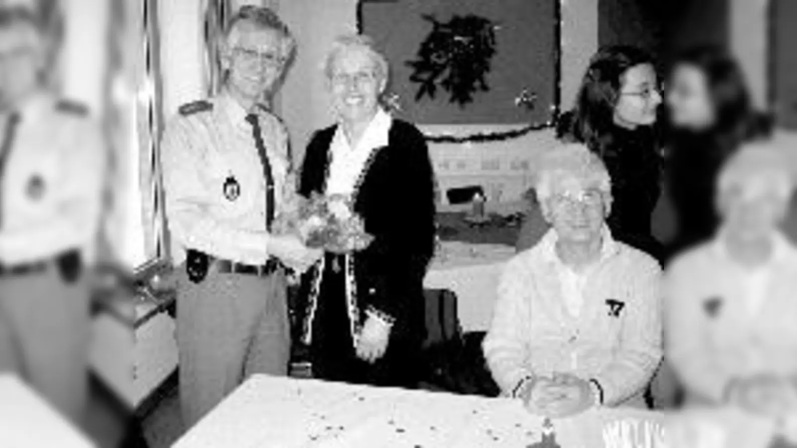 Wolfgang Szabo, Hiltraud Hoffmann (KVR) und Schulweghelfer Tarantino bei der Feier.	 (Foto: Polizei)