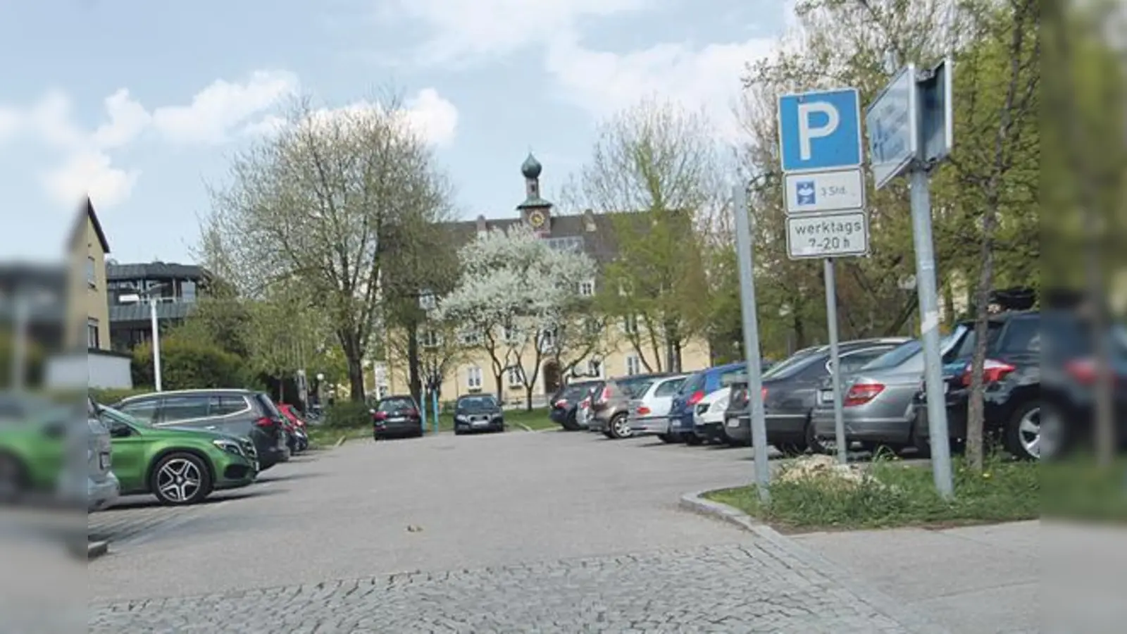 Am Sonntag, 1. Juli, entscheiden die Neubiberger über die Gestaltung des Parkplatzes vor dem Rathaus.	 (Foto: RedN)
