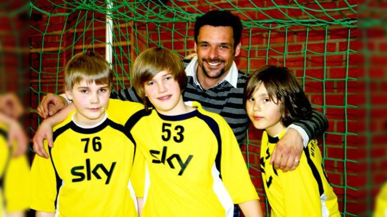 Für Daniel, Dustin und Florian (v.l.) vom MTSV Schwabing, hier mit Jugendtrainer Andreas Zinn, ist Handball das Größte. 	 (Foto: scy)